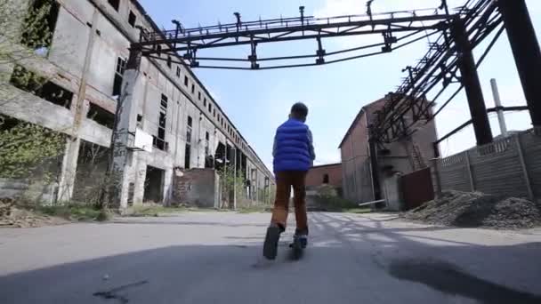 Pojke som rider två hjul skoter — Stockvideo