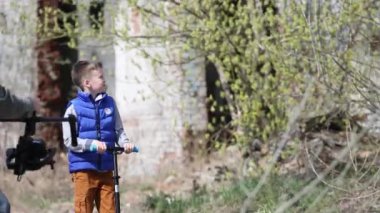 Kalıntılar arasında bir Scooter üzerinde çocuk patenleri