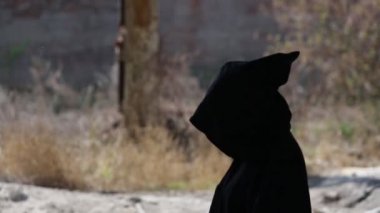 Korkunç şekilde siyah manto