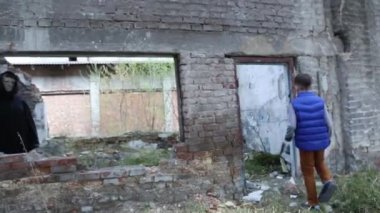 Yalnız çocuk hayalet terk edilmiş binada ile