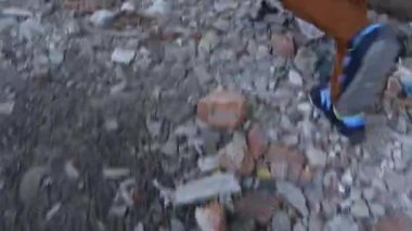 Küçük çocuk ishal uzakta korkutucu gibi görünüyor