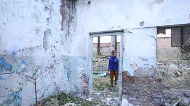 Hayalet terk edilmiş bölgedeki çocukla