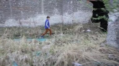Genç bir çocuk korkutmak korkutucu şekil