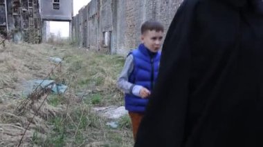 Yalnız çocuk hayalet terk edilmiş binada ile