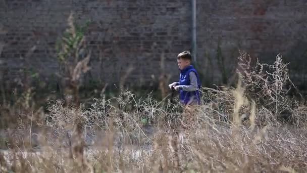 Хлопчик перевіряє покинутої зони — стокове відео