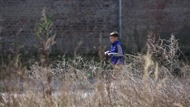 Menino inspeciona uma zona abandonada — Vídeo de Stock