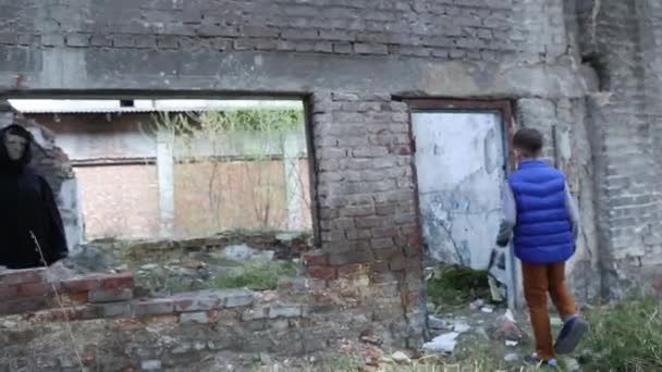 Garçon solitaire avec fantôme dans le bâtiment abandonné — Video