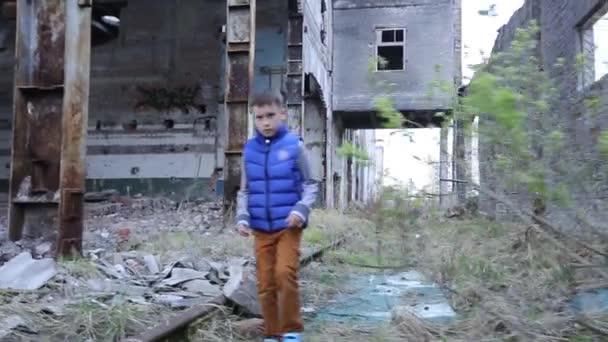 Chico solitario vagando en ruinas — Vídeo de stock