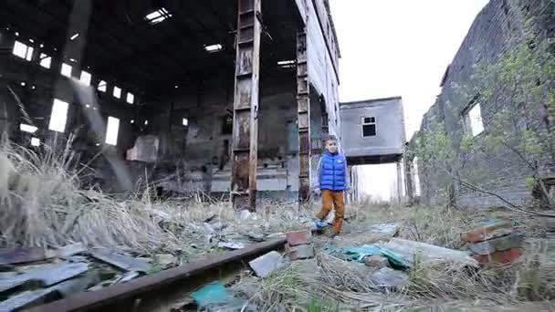 Niño caminar en zona abandonada — Vídeos de Stock