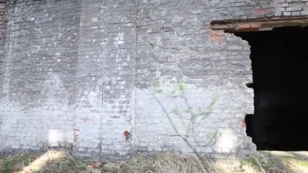 Призрак на старой разрушенной фабрике — стоковое видео