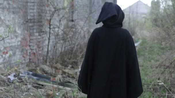 Personne mystérieuse effrayant un jeune enfant 