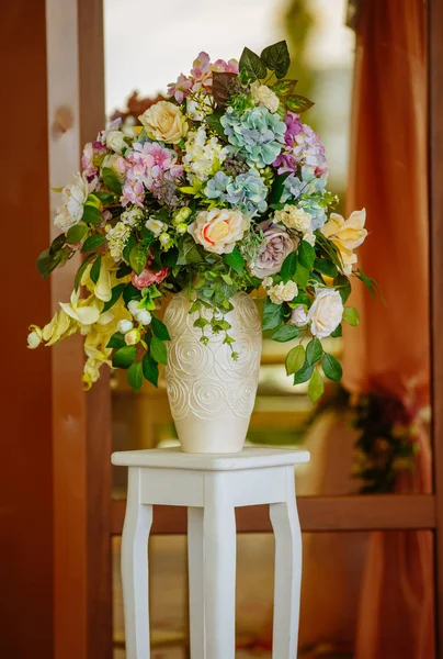 Beautiful tender bouquet on elegant white stand (table) — Stock Photo, Image