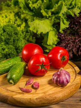 Taze domates salatalık ve sarımsak ile ahşap bir tahta. Composi