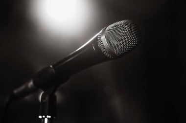 Mikrofon siyah beyaz görüntü. Sahne Alanı'ndaki mikrofon yakın çekim olduğunu. Bir pub. Bar. Bir restoran. Klasik müzik. Müzik
