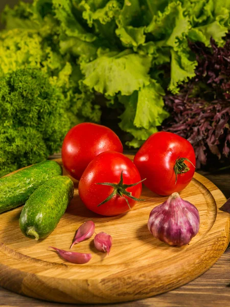 Taze domates salatalık ve sarımsak ile ahşap bir tahta. Composi