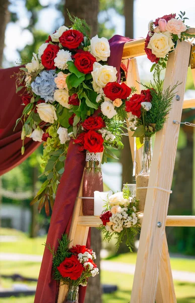 Bröllop dekorationer. Högtidlig ceremoni. Bröllop arch. Decor. Detaljer. — Stockfoto