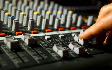 Bir mikserin başında, liderini yönetiyor.