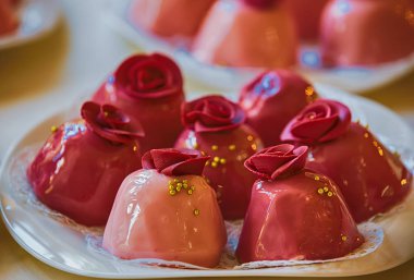 Kiraz kırmızı pembe mini Mus beyaz bir plaka üzerinde