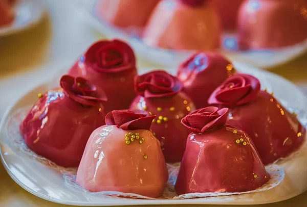 Kiraz kırmızı pembe mini Mus beyaz bir plaka üzerinde