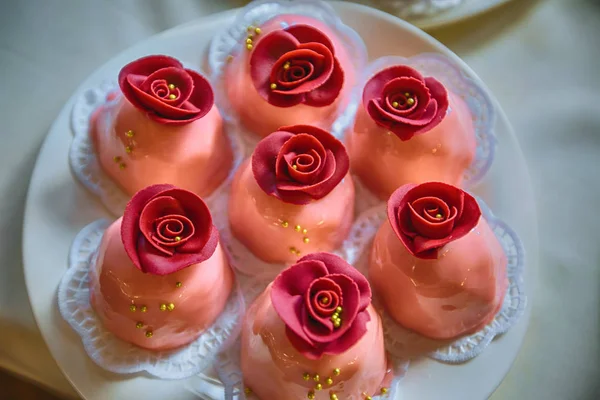 Jalea de leche como rosas en un plato blanco —  Fotos de Stock