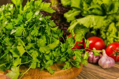 Taze sebze ahşap tahta üzerinde. Sağlıklı vejetaryen yemek