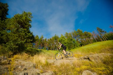Bir kaya üzerinde bir bisiklet ile Mountainbiker. Motivasyon ve macera için ilham kaynağı. Aşırı spor kavramı.