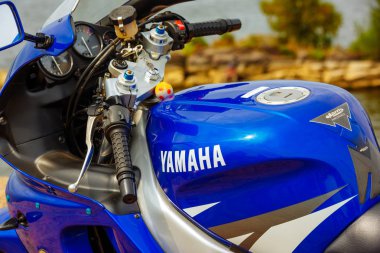 Vinnitsa, Ukrayna - Ağustos 2017: Motosiklet mavi Yamaha doğanın bir arka plan üzerinde.