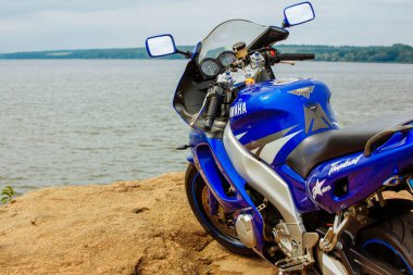 Vinnitsa, Ukrayna - Ağustos 2017: Motosiklet mavi Yamaha doğanın bir arka plan üzerinde.