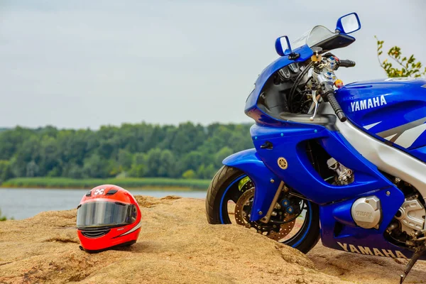Vinnitsa, Ukrayna - Ağustos 2017: Motosiklet mavi Yamaha doğanın bir arka plan üzerinde.