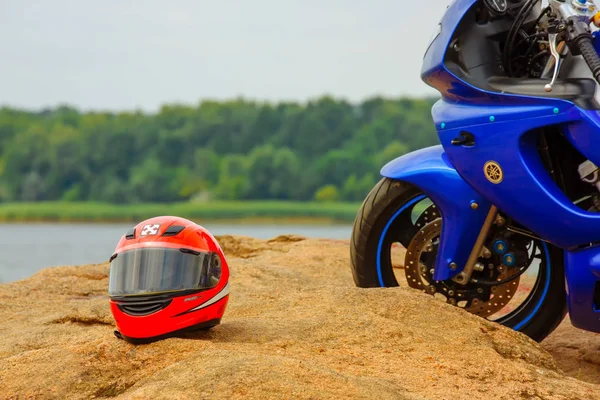 Vinnitsa, Ukrayna - Ağustos 2017: Motosiklet mavi Yamaha doğanın bir arka plan üzerinde.