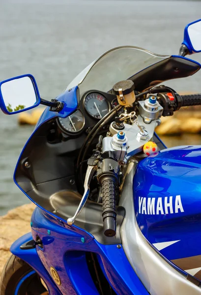 Vinnitsa, Ukrayna - Ağustos 2017: Motosiklet mavi Yamaha doğanın bir arka plan üzerinde.