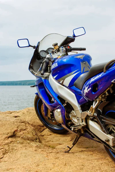 Vinnitsa, Ukrayna - Ağustos 2017: Motosiklet mavi Yamaha doğanın bir arka plan üzerinde.