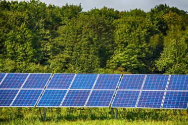 Gökyüzü arka planındaki güneş paneli. Fotovoltaik güç tedarik sistemleri. Güneş enerjisi santrali. Ekolojik yenilenebilir enerji kaynağı.