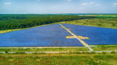 Havadan görünümü güneş panelleri. Fotovoltaik güç kaynağı sistemleri. Güneş enerjisi santrali. Ekolojik yenilenebilir enerji kaynağı.
