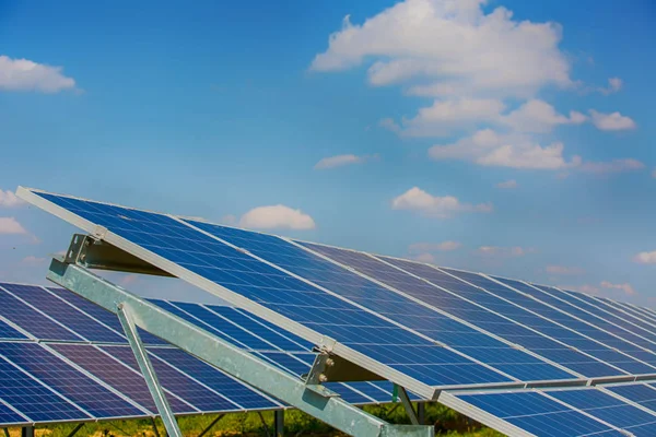 Gökyüzü arka plan üzerinde güneş panelleri. Güneş enerjisi santrali. Mavi güneş panelleri. Alternatif kaynak elektrik.