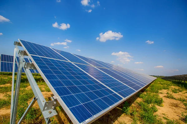 Panel solar en el fondo del cielo. Sistemas de alimentación fotovoltaica. Central solar. La fuente de energía ecológica renovable . — Foto de Stock