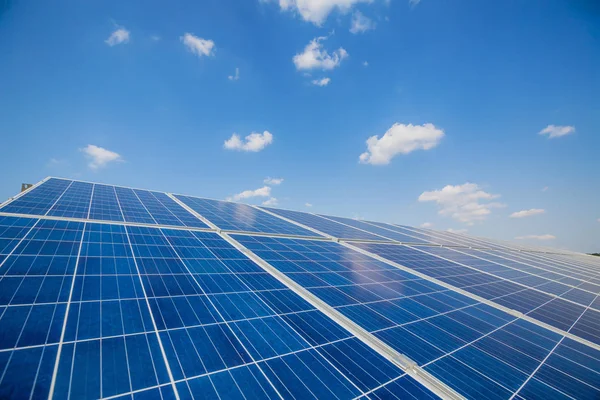 Solar panels on the sky background. Solar power plant. Blue solar panels. Alternative source of electricity. — Stock Photo, Image