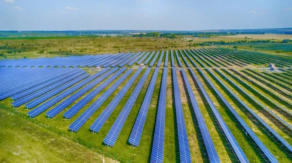 Zonnecentrale in het veld. Luchtfoto van zonnepanelen. Zonneboerderij. De bron van ecologische hernieuwbare energie. — Stockfoto