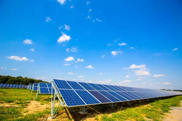 Panel solar en el fondo del cielo. Sistemas de alimentación fotovoltaica. Central solar. La fuente de energía ecológica renovable . — Foto de Stock