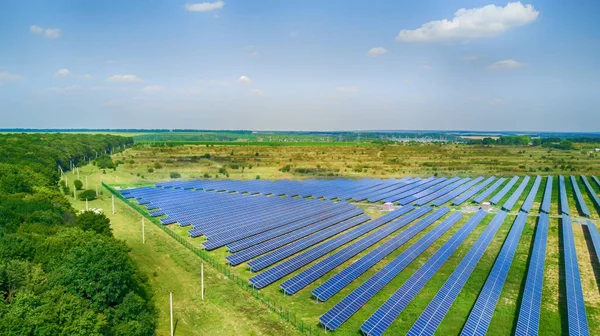 Paneles solares en vista aérea. Central solar en el campo. Granja solar. La fuente de energía ecológica renovable . — Foto de Stock
