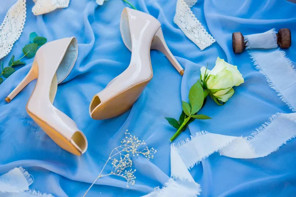 Свадебные туфли. Обувь. Свадебные аксессуары невесты. Фото обуви невесты на синем фоне . — стоковое фото