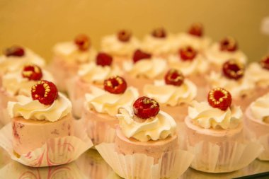 Bir tatlı barda taze meyve kek. Güzel kek çilek tablosundaki ile. Taze ekmek. Lezzetli tatlı büfesi kekler kek çıkar, tiramisu ve diğer tatlılar.