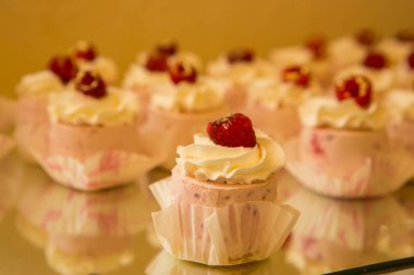 Bir tatlı barda taze meyve kek. Güzel kek çilek tablosundaki ile. Taze ekmek. Lezzetli tatlı büfesi kekler kek çıkar, tiramisu ve diğer tatlılar.