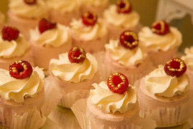 Bir tatlı barda taze meyve kek. Güzel kek çilek tablosundaki ile. Taze ekmek. Lezzetli tatlı büfesi kekler kek çıkar, tiramisu ve diğer tatlılar.