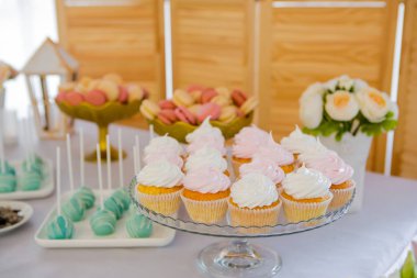 Festival cupcakes. Tatlı festival büfe tatlılar. Düğün için güzel lezzetli kek.