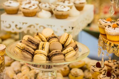 Lezzetli macaroons yakın çekim. Lezzetli tatlı büfesi kekler. Tatlı festival açık büfe çörekler ve diğer tatlılar. Tatlı tablo