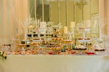 Şeker büfesi lezzetli tatlılar. Düğün dekorasyon Kur'a lezzetli kekler ve tatlılar çikolata. Şeker çubuğu.