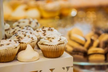 Tatlım. Düğün için lezzetli renkli kek veya diğer olay parti. Düğün masa dekorasyonu