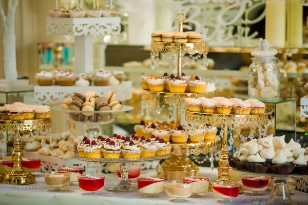 Deliciosos dulces en buffet de caramelos. Configuración de la decoración de la barra de caramelo de boda con deliciosos pasteles y dulces. Candy bar . —  Fotos de Stock