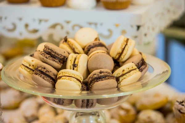 Pyszny macaroons zbliżenie. Pyszny, słodki bufet z posypką. Słodki uroczysty bufet z posypką i innych deserów. Stół słodki — Zdjęcie stockowe